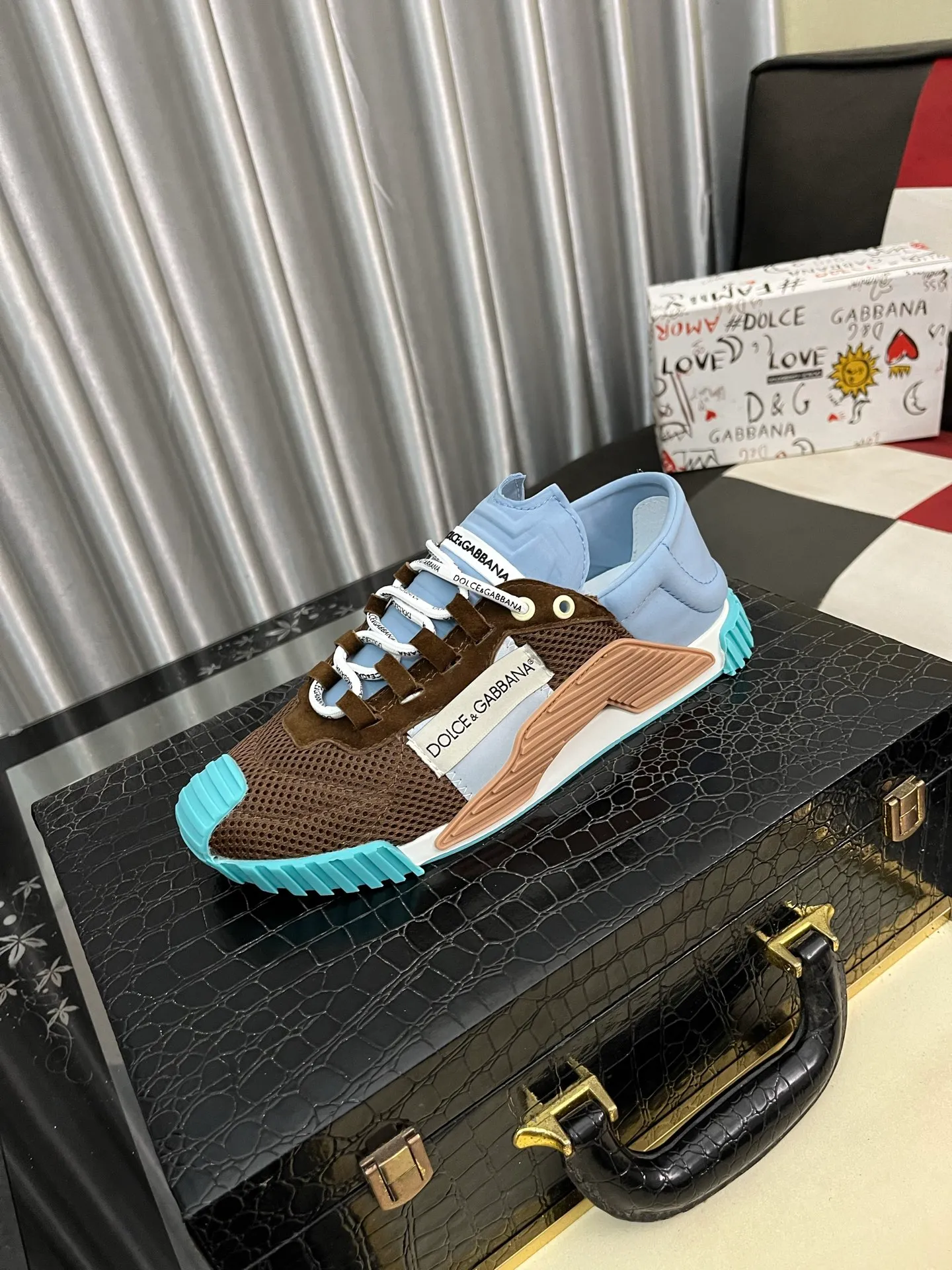 Men's shoes 💰440⌚️⌚️DG's latest popular 🔥🔥casual shoes, the tongue has the brand's iconic details, and the combination of silk cowhide and cow suede enhances the style. Fashionable and versatile, it can complement any look. Create an exquisite design with unique dynamic vitality and modern atmosphere, showing modern elegance. Size: 35-46